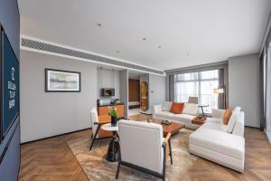 Golden Tulip Qingdao Hongdao Exhibition Center Hotel的休息区