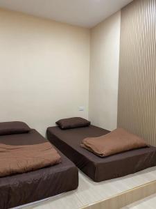 Zimmer mit 2 Betten in einem Zimmer in der Unterkunft แม่พริกธารา แม่สรวย in Ban Mae Phrik (1)