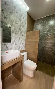 ein Badezimmer mit Toilette und Waschbecken in der Unterkunft แม่พริกธารา แม่สรวย in Ban Mae Phrik (1) + 16 Fotos