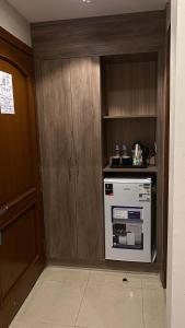 eine Küche mit weißem Ofen und Holzschränken in der Unterkunft ATYAF ALKHIR HOTEl in Mekka + 9 Fotos