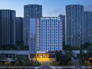 青岛Golden Tulip Qingdao Hongdao Exhibition Center Hotel的城市里有标志的建筑