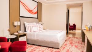 Ramada Resort by Wyndham Gilgit客房内的一张或多张床位