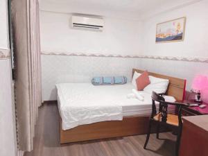 a small bedroom with a bed with a blue bag on it at Khách sạn Thy Thảo in Ho Chi Minh City
