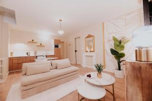 Η κουζίνα ή μικρή κουζίνα στο Central 2-Bedroom Apartment with Free Parking and High-Speed Wi-Fi