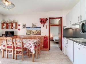 Кухня или мини-кухня в La Clusaz: Appartement 31m², 4 pers, Balcon Sud - FR-1-818-31
