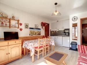 Кухня или мини-кухня в La Clusaz: Appartement 31m², 4 pers, Balcon Sud - FR-1-818-31
 +4 фотографии