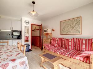 Кухня или мини-кухня в La Clusaz: Appartement 31m², 4 pers, Balcon Sud - FR-1-818-31
