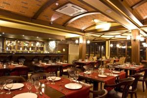 מסעדה או מקום אחר לאכול בו ב-Padok Premium Hotel & Stables