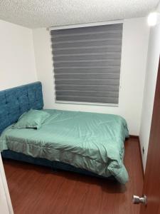 Ένα ή περισσότερα κρεβάτια σε δωμάτιο στο Apartamento cerca al aeropuerto