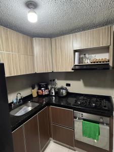 Η κουζίνα ή μικρή κουζίνα στο Apartamento cerca al aeropuerto