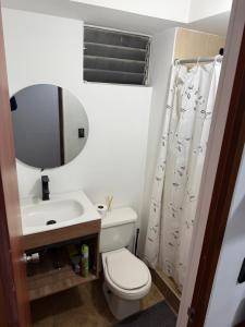 Ένα μπάνιο στο Apartamento cerca al aeropuerto +3 φωτογραφίες