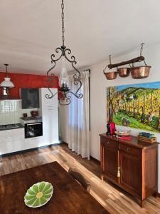A kitchen or kitchenette at Le Perine