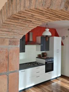 A kitchen or kitchenette at Le Perine Még 16 kép