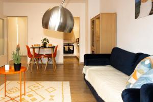 a living room with a couch and a table at Gemütliche 2-Zimmer Wohnung, zentrale Lage, Smart TV in Bahnhof Essen Süd