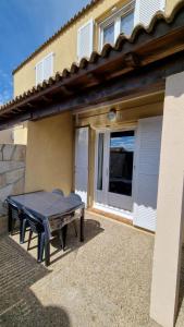 stół piknikowy przed domem w obiekcie Appartement T2, terrasse, piscine, clim, proche plage w mieście Marseillan