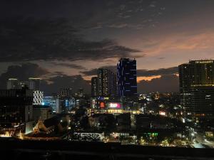 Pemandangan umum bagi Medan atau pemandangan bandar yang diambil dari apartmen
