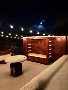 瓦尔卡Chata Valca PATJA-v mesiacoch apríl až november pri prenajatí aj jedného apartmánu uzavrieme ostatné apartmány, aby ste si užili súkromie的甲板上配有长凳、桌子和灯