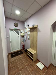a bathroom with a sink and a mirror on a wall at КЪЩА за ГОСТИ ТРАПЕЗИЦА за до 12 ЧОВЕКА с БЕЗПЛАТЕН ПАРКИНГ, ДВОР и ВЕРАНДИ, в ГРАД ВЕЛИКО ТЪРНОВО in Veliko Tŭrnovo +108 photos