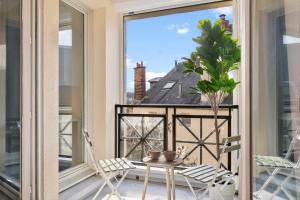 En balkon eller terrasse på Geranimus Versailles Hesperides