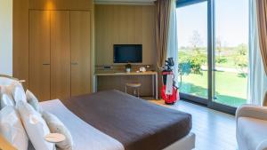 TV a/nebo společenská místnost v ubytování Isola di Albarella Golf Hotel