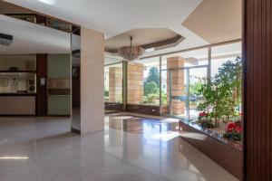 eine große Lobby mit einem großen Fenster und ein Gebäude in der Unterkunft 282 - Casa Boscobello, Terrazzo vista Mare e Parcheggio Privato a 15 minuti a piedi dal Teatro Ariston in Sanremo