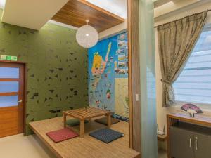 una habitación con un banco y una mesa en la pared en 自由之丘民宿, en Taitung 23 fotos más