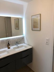 a bathroom with a sink and a mirror at Appartement cosy à 100m de la plage in La Bernerie-en-Retz