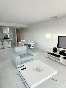 TV a/nebo společenská místnost v ubytování Modern seafront apartment