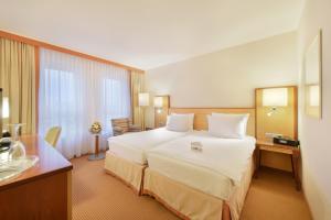 Postel nebo postele na pokoji v ubytování The Q Quadro City Hotel