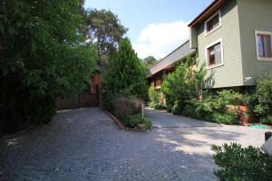 eine Auffahrt vor einem Haus in der Unterkunft Padok Premium Hotel & Stables in Gökova