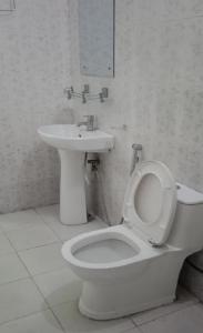 Gallery image of Golden View Resort in Chāndil