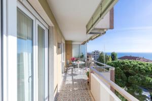 ein Apartmentbalkon mit Blick auf das Meer in der Unterkunft 282 - Casa Boscobello, Terrazzo vista Mare e Parcheggio Privato a 15 minuti a piedi dal Teatro Ariston in Sanremo
