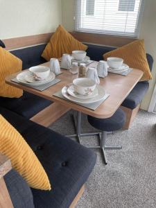 查珀爾聖倫納茲的住宿－8 Berth 3 bed caravan Golden palm ML9，相簿中的一張相片