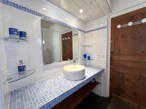 Koupelna v ubytování RIVAGE Maison spacieuse avec piscine et spa + 14 fotografií