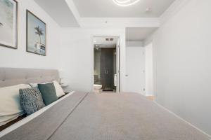 Ένα ή περισσότερα κρεβάτια σε δωμάτιο στο Condo and Parking Near Calgary Stampede +18 φωτογραφίες