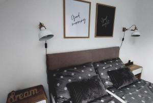 Giường trong phòng chung tại FOREST SIDE Apartmani