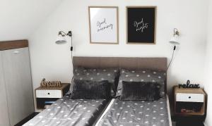 Giường trong phòng chung tại FOREST SIDE Apartmani