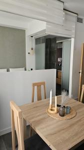 una mesa de comedor con dos velas encima en Suite Foro Romano 2 huespedes, en Córdoba