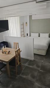 1 dormitorio con mesa, cama, mesa y sillas en Suite Foro Romano 2 huespedes, en Córdoba