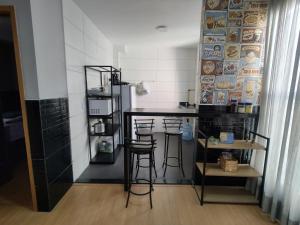 eine Küche mit einer Theke und Hockern in einem Zimmer in der Unterkunft Parque Caminho das Baraúnas in Caruaru + 5 Fotos