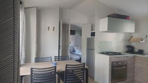 Η κουζίνα ή μικρή κουζίνα στο Mobil home prémium 8 pers camping 4 étoiles