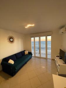 Televiisor ja/või meelelahutuskeskus majutusasutuses Maison Azur Riviera Stay