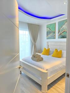 a bedroom with a bed with a blue ceiling at Beautiful Apartment 10 min from Bayahibe beach Las Terrazas in Bayahibe