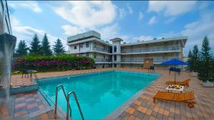 Bazén v ubytování La Nicholas Lake View by Summit Hotels nebo v jeho okolí