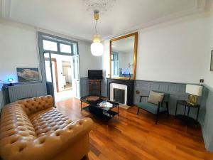 a living room with a couch and a fireplace at Belle Maison centrale 8 pers- patio- wifi in Châteauroux