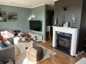a living room with a couch and a fireplace at Konglefaret - apartment in Hønefoss in Hønefoss