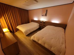 Postel nebo postele na pokoji v ubytování Seongsu HOT Place 3room
