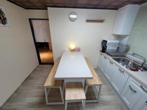 Kuchyň nebo kuchyňský kout v ubytování Seongsu HOT Place 3room