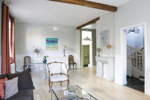 O zonă de relaxare la EXIGEHOME belle maison à colombages 5 minutes du RER