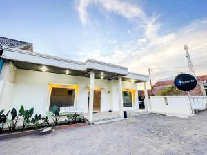 KejajarにあるRedDoorz Syariah near Jalan Dieng 6の白い家